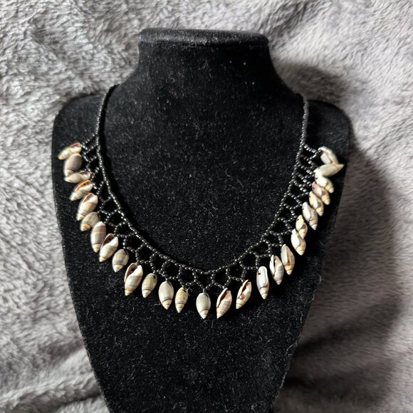 Beautiful vintage shell and seed bead choker #43 - Picture 1 of 3